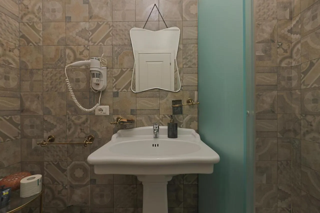 Art House Suites56 Via Del Babuino 56 Rome Italy