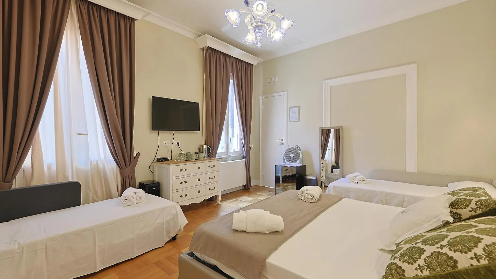 Art House Suites56 Via Del Babuino 56 Rome Guest house